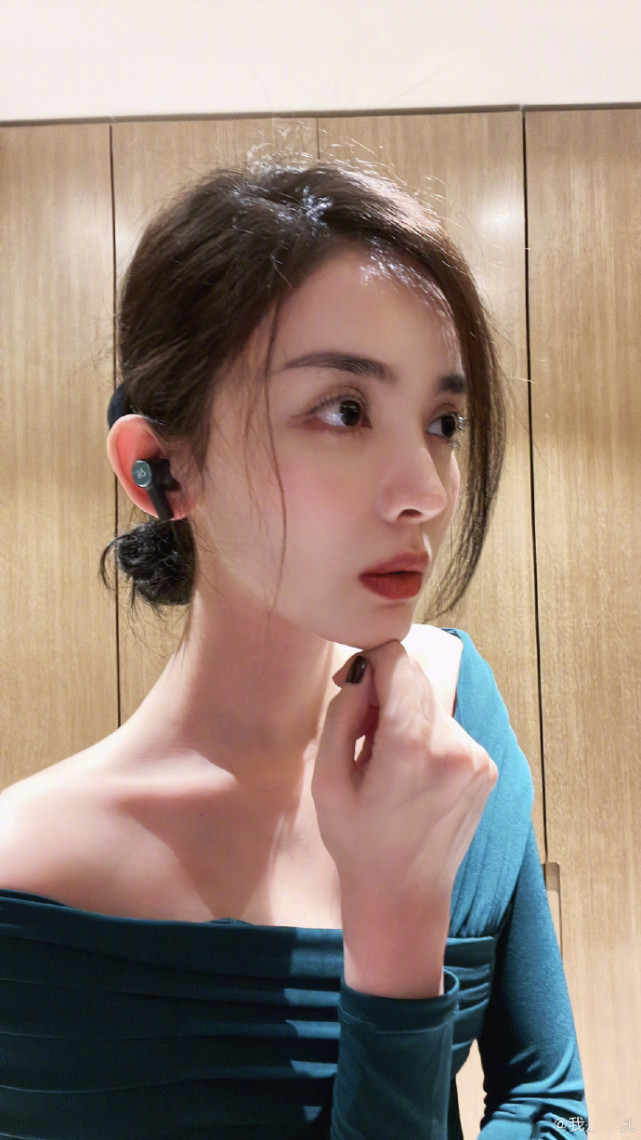 歪头图片真人(颜值天花板！古力娜扎晒怼脸拍，脸蛋360度无死角小蛮腰超抢镜)