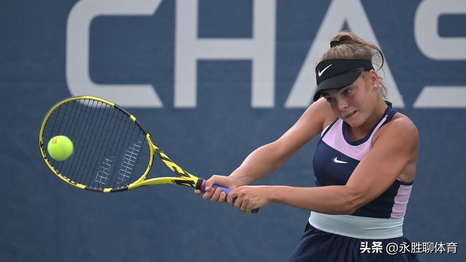 网球扣腚(捷克16岁女运动员美网晋级,拥抱庆祝时被