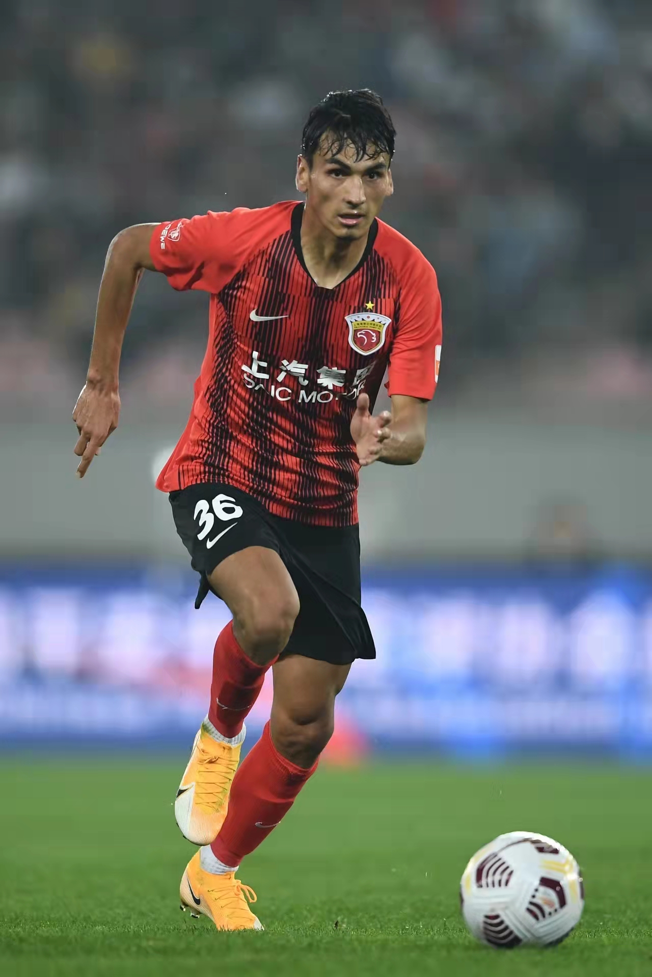 阿布拉汗晒u23国家队集训图(球员阿布拉汗:沙漠里踢球的农村娃,从业余