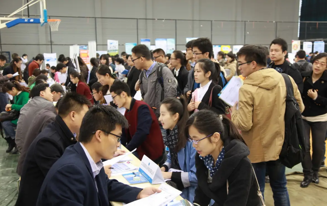 2022年毕业生首超千万人，就业难度再次升级，应届生该何去何从？