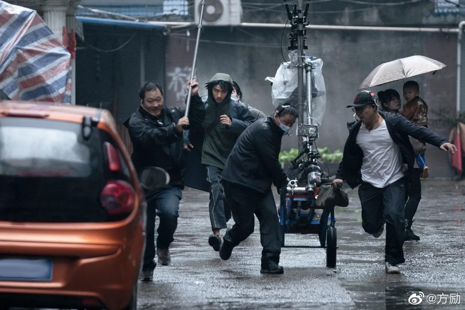 王俊凯颠覆形象饰演孟超，伤口清晰可见，这些路透图你看过几张