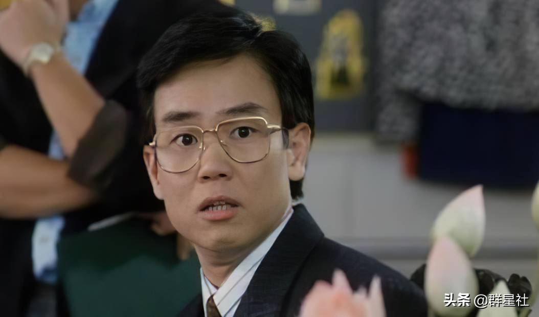 错失周星驰，辞退王家卫，花1亿签约甄子丹，他真是人傻钱多吗？