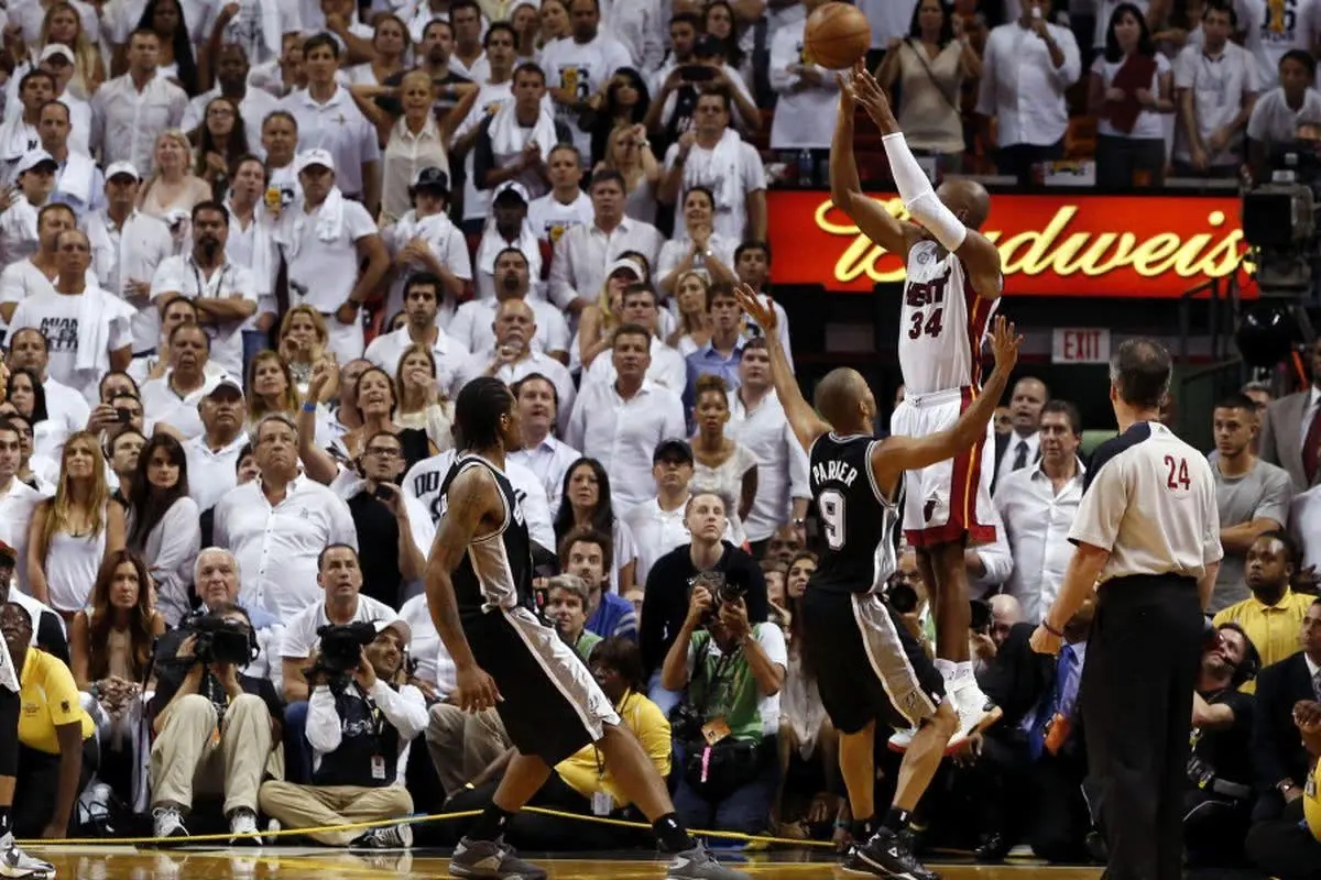 nba哪些球队缺少得分后卫(顶尖的三分射手！对抗艾弗森硬抗科比，自律18年的无球高手)