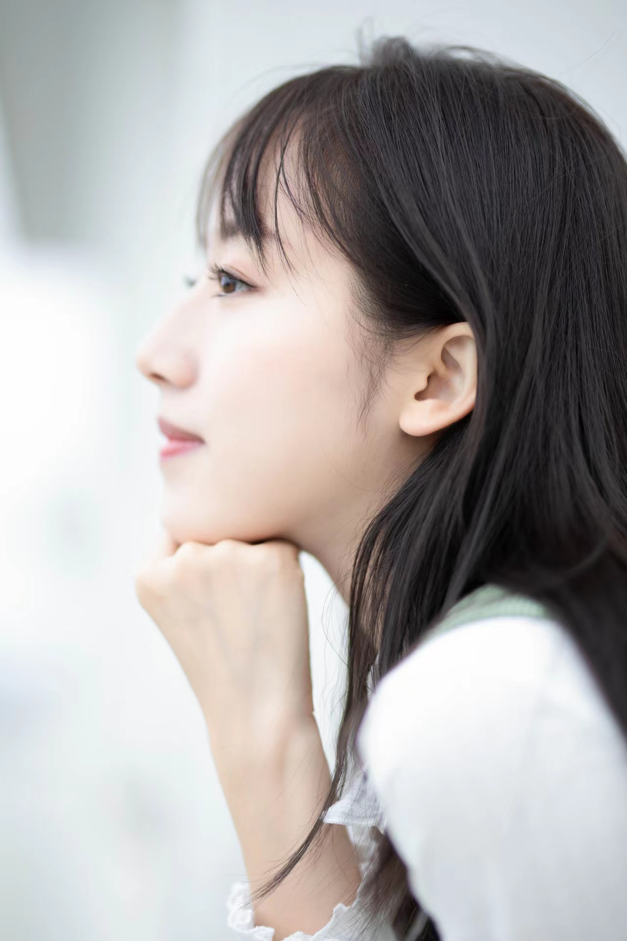 近景或特写,显脸小,脸瘦是关键,多利用一些挡脸或撑脸的动作起到显瘦