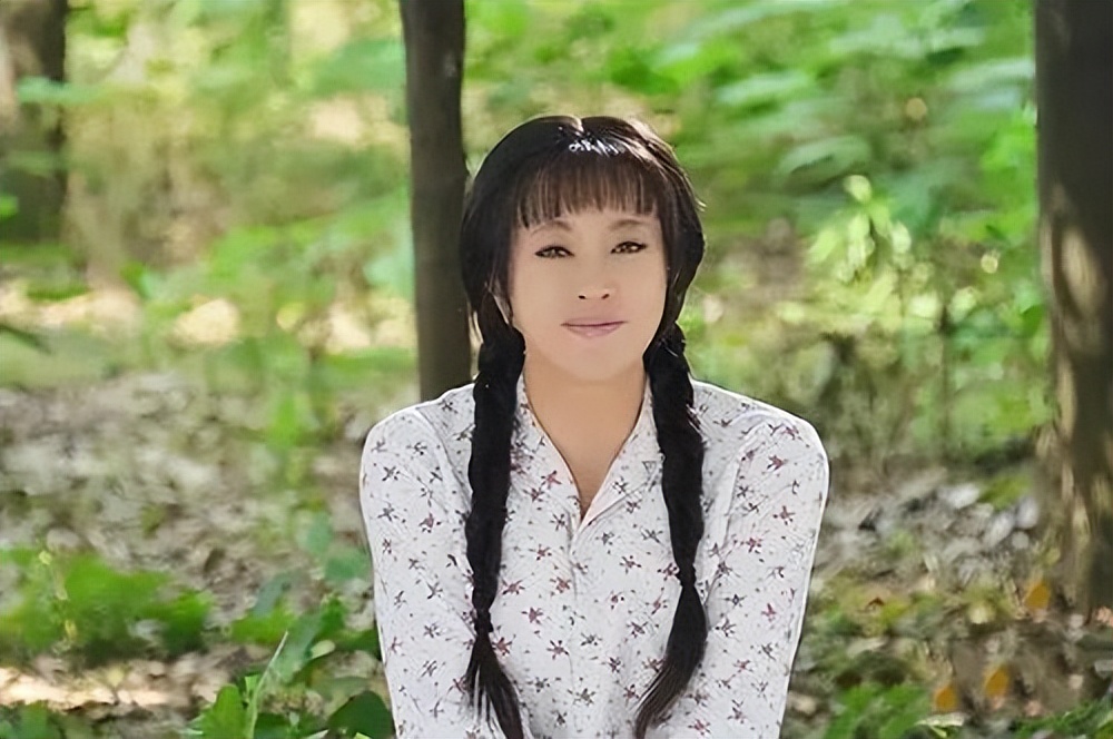 如果说《逃之恋》中43岁的刘晓庆饰演14岁的名媛"小凤仙"算得上是经典