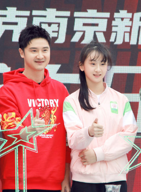 田亮夫妇带儿女露营，森碟和弟弟劈柴生火，干起活来一点不矫情​