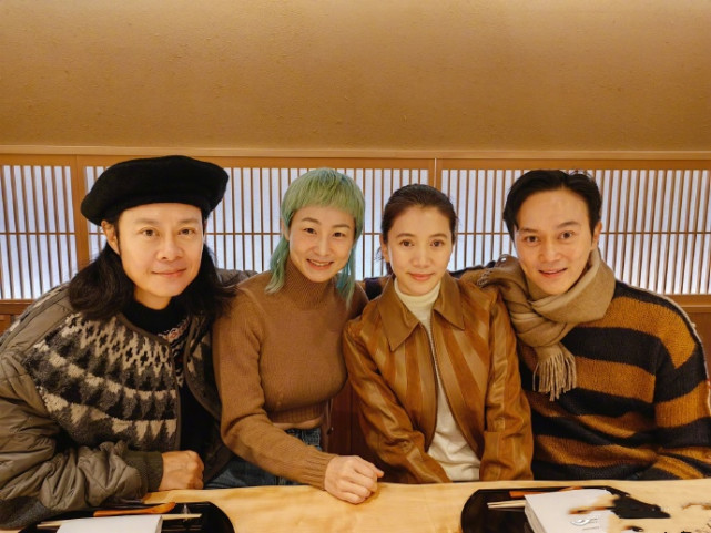 甜齁！张智霖袁咏仪庆祝结婚21周年，老夫老妻亲密依偎宛如热恋