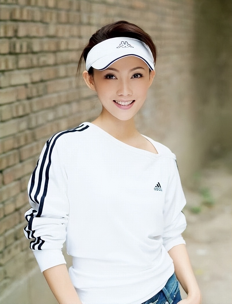 凭借多年的舞蹈经验,聂鑫成为了***艺术学院的学生,跟殷桃,沈腾等人