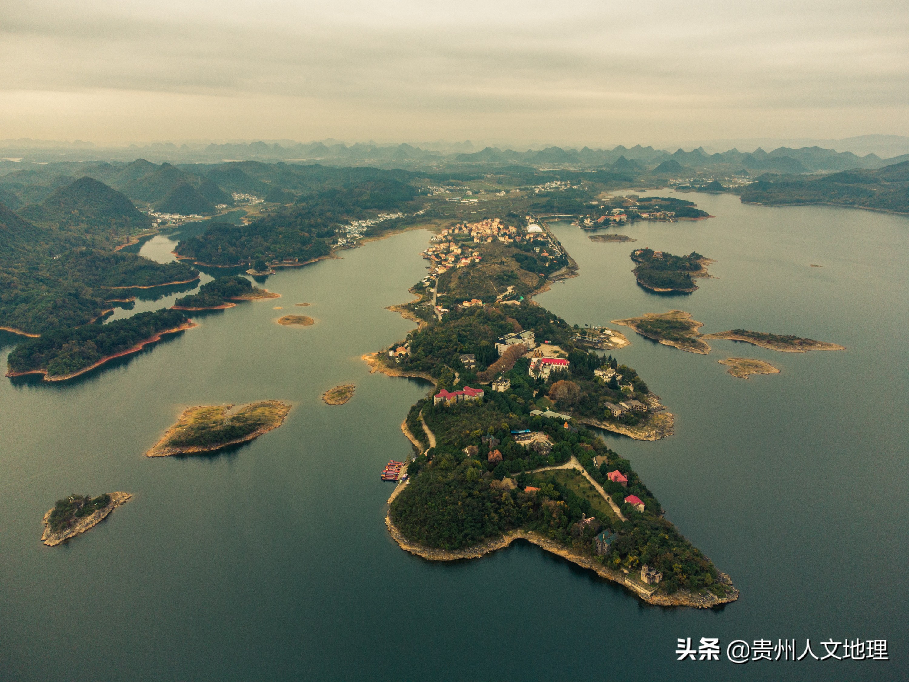 红枫湖位于贵阳西部的清镇市,是贵州省最大的人工湖,湖中分布着一百多