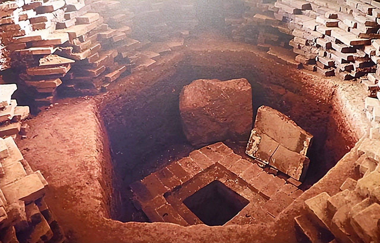 01年杭州雷峰塔下发现地宫，挖出一小金盒，塔底秘密终于浮出水面