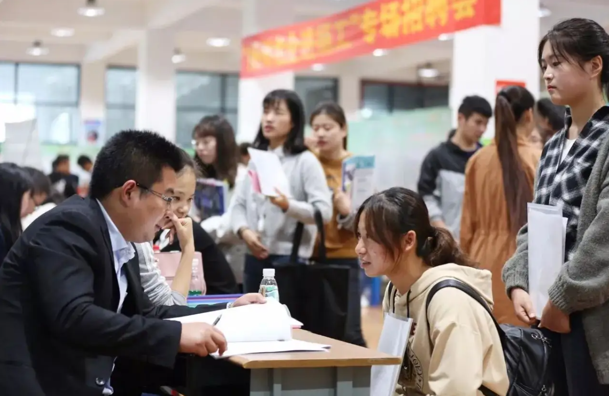 同学聚会变味成公司聚餐，昔日同窗情谊难觅职场利益交换