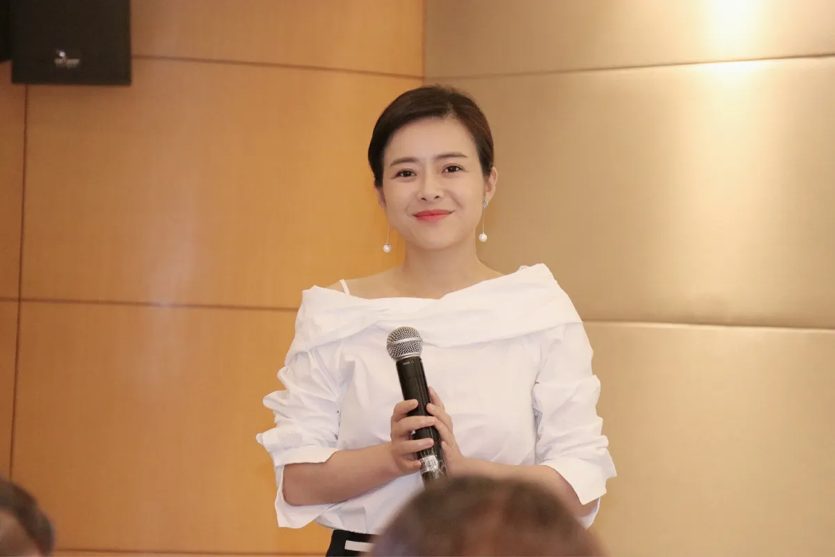 北京卫视主持人陈晨 文娱播报主持人陈晨-佳迪双