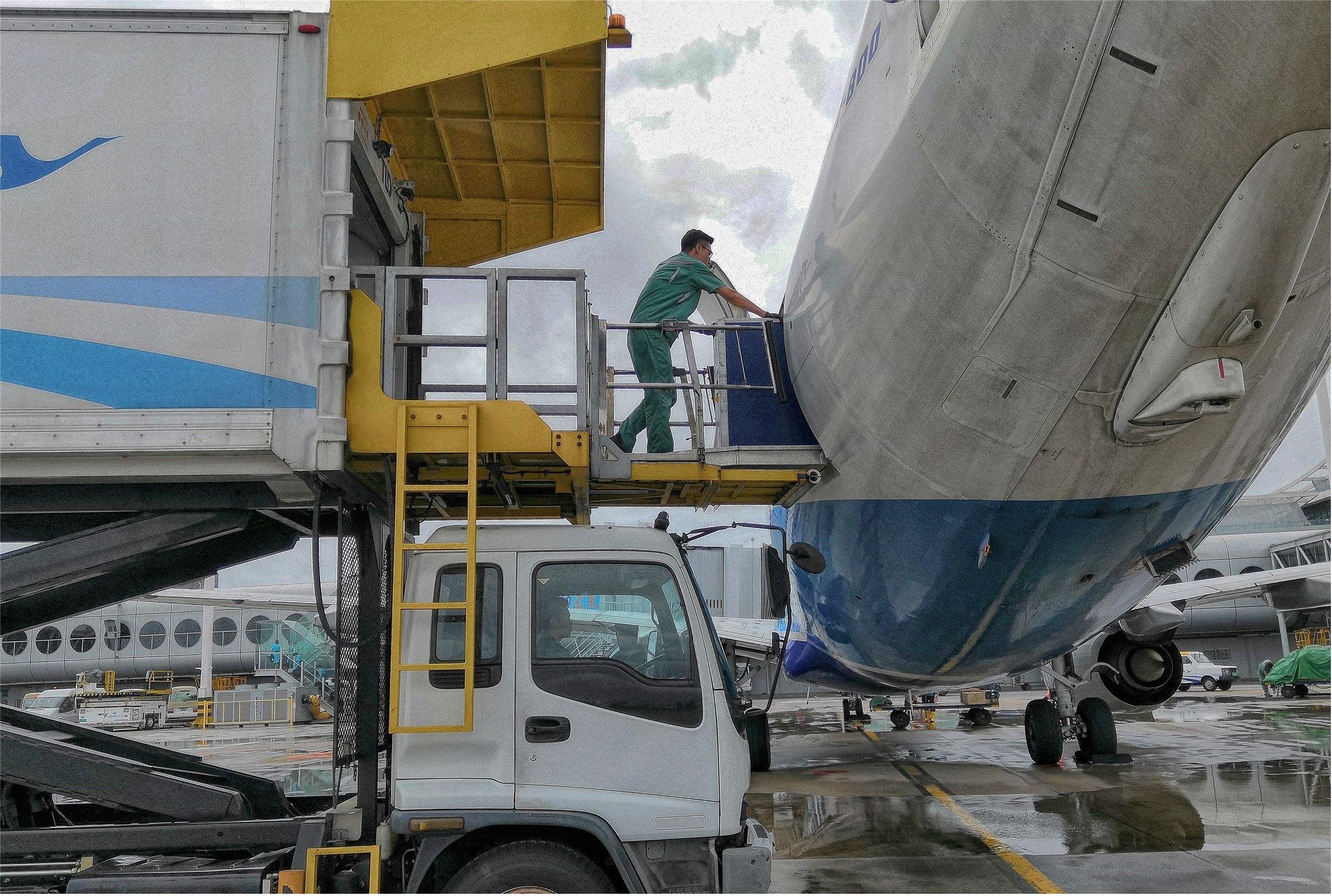 通俗来说,你们在飞机上喝的矿泉水/饮料,吃的餐食(包括托盘,餐巾纸等)
