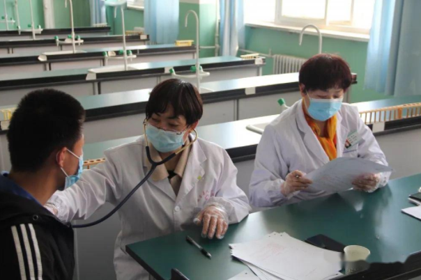 高考体检时学生需全部脱光？高三学生被吓坏，医生：我也不想看