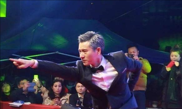 “山寨版刘德华”教海哗：因太像被央视签约，成名后排场大过真人