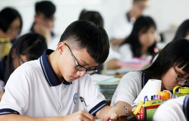 大学生哥哥给初中弟弟补课，因有偿而被举报，网友：管得太宽了吧