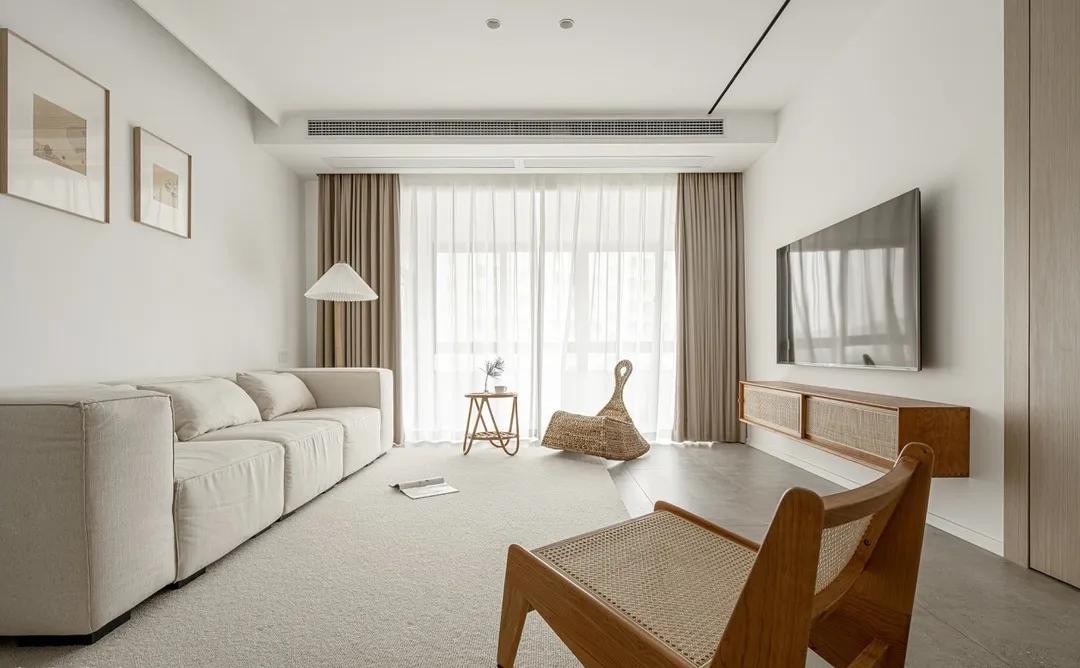 客厅作为家里颜值“扛把子”的空间，除硬装，软装选用也相当重要
