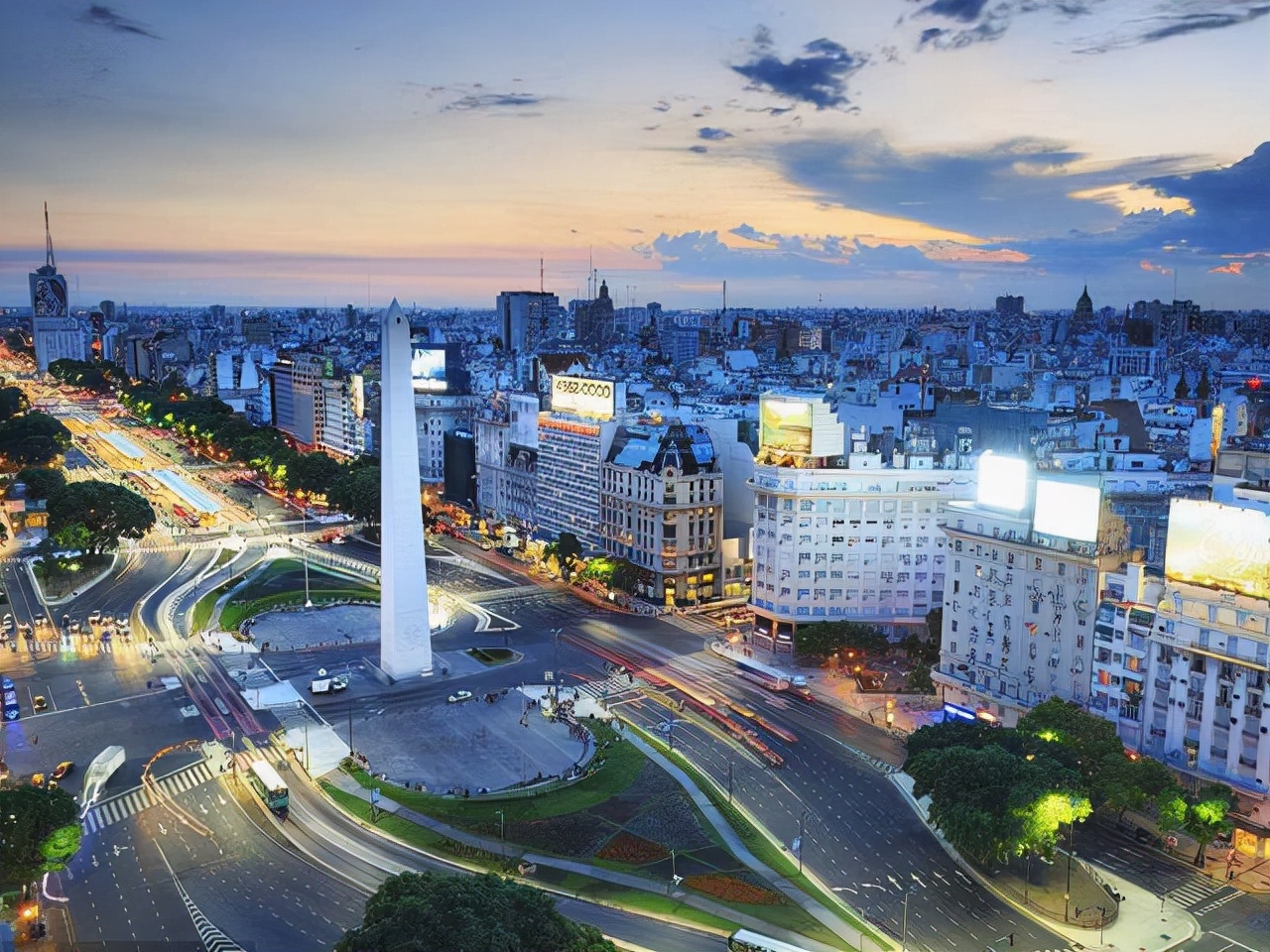 是阿根廷的首都,全市分1个联邦区,19个城郊区,总面积达3885平方公里