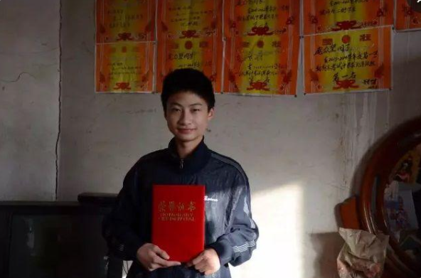 河北男孩逆袭记：9岁捡废品照顾瘫痪母亲，18岁744分考上清华大学