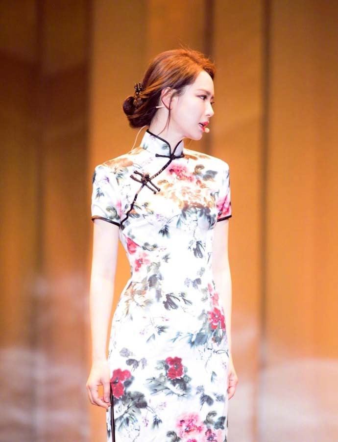 戚薇旗袍装图片 惊艳动人