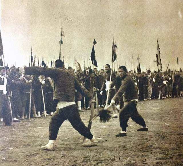 死相难看的日本将军，夜里遇到我军突袭，小兵从屁股处把将军捅死