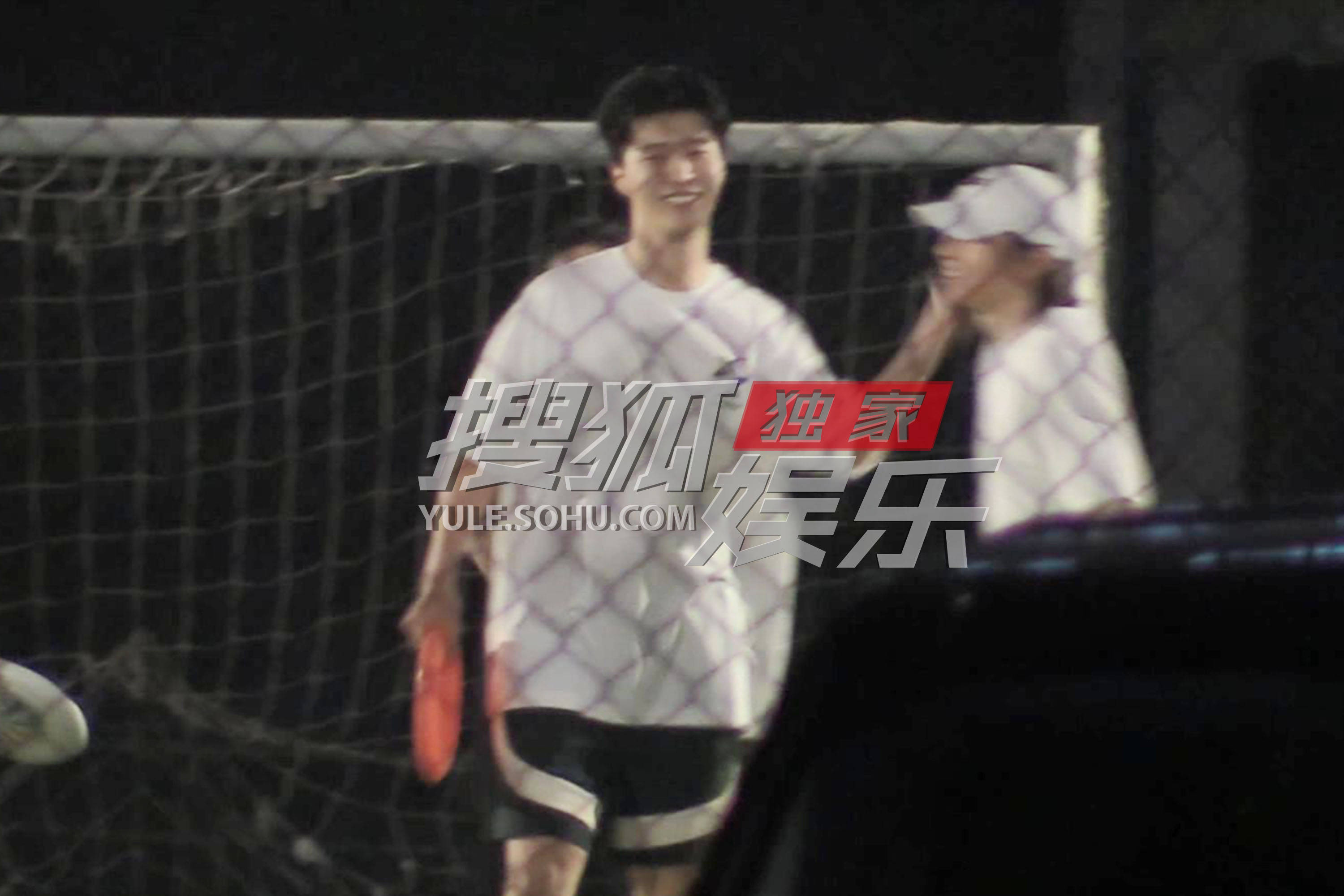 范丞丞与林允买超凌晨一同玩飞盘 球场换衣服秀肌肉