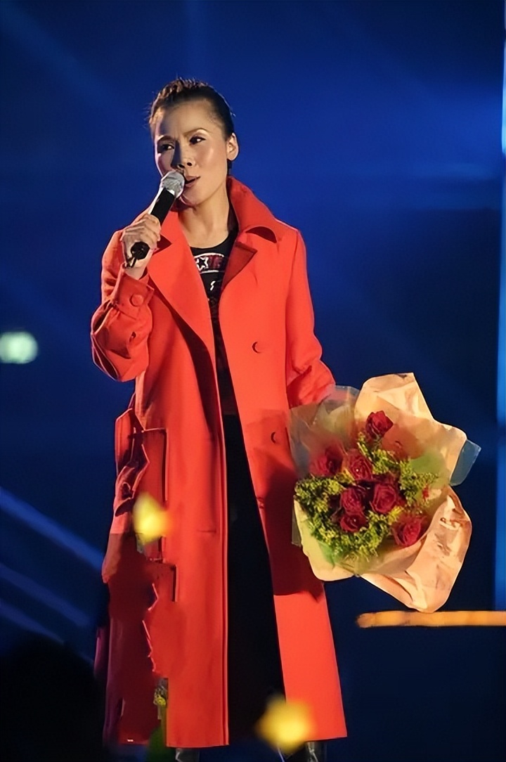 田震这位女歌手现在可能很多人都不知道了,但是70后的众人肯定记得她