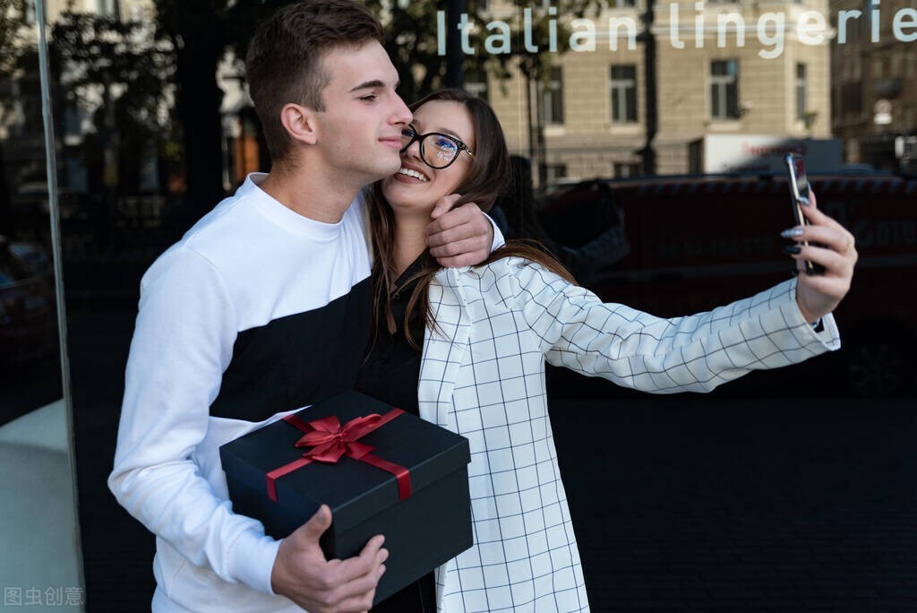 旧案一则：南充大学生黑客偷拍性爱视频疯狂敲诈 只因爱上36岁女子