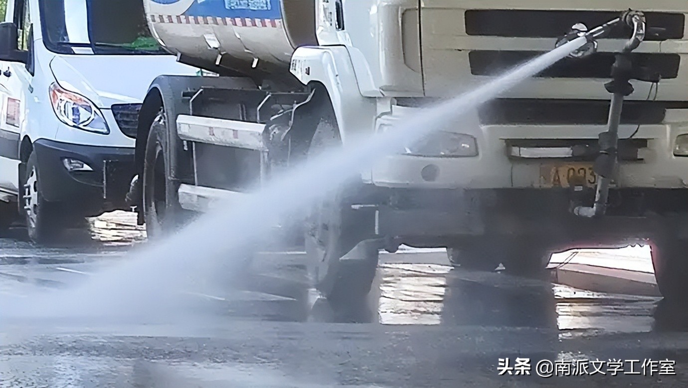 洒水车下雨天转圈洒水，网友质疑浪费，有关部门的回应能服众吗？