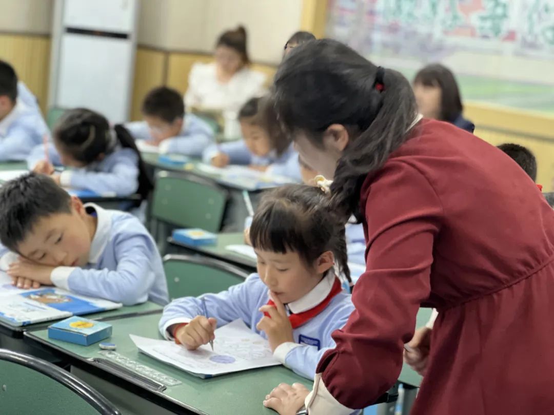 冯之刚名师工作室齐聚双流区实验小学外国语学校开展送教研讨活动