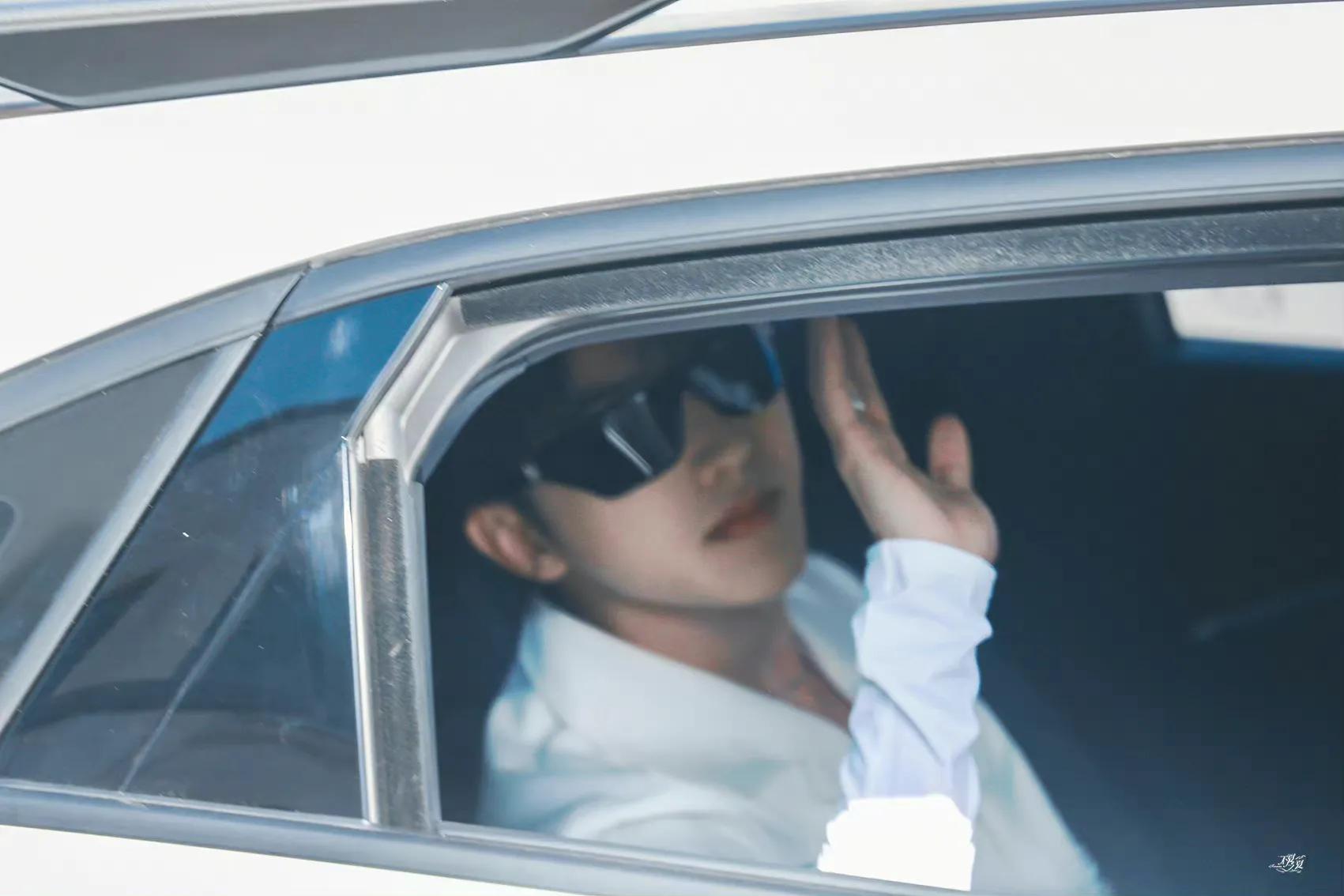 奔跑吧新疆录制，angelababy蔡徐坤，白鹿民族风造型好清新