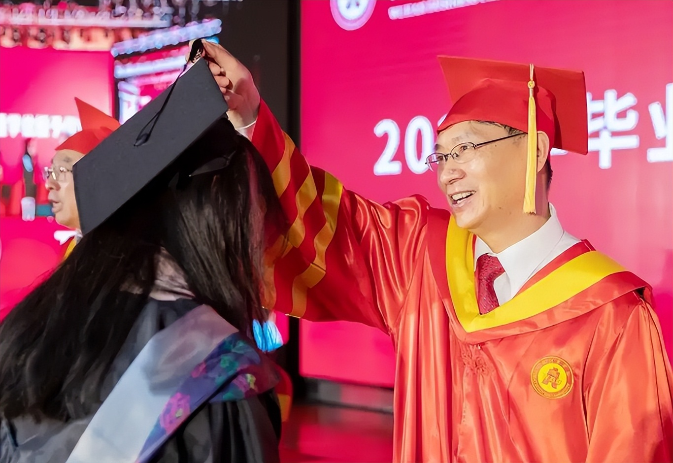 毕业典礼上的“神秘力量”，各高校请出学术权杖，网友看后羡慕了