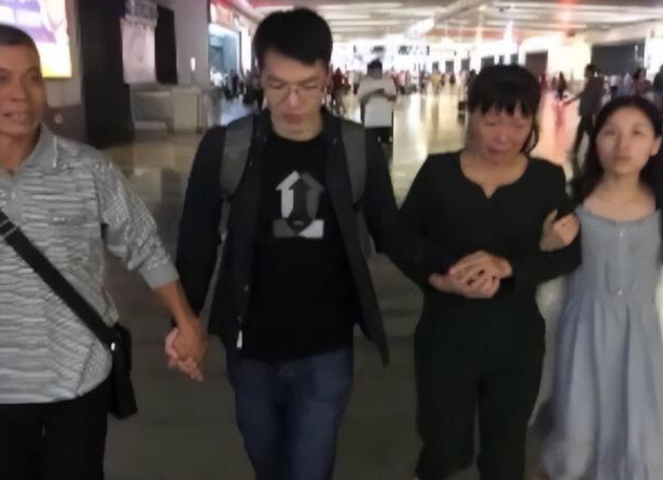 高考状元杨仁荣留下神秘短信后消失，母亲身患癌症，苦寻儿子9年