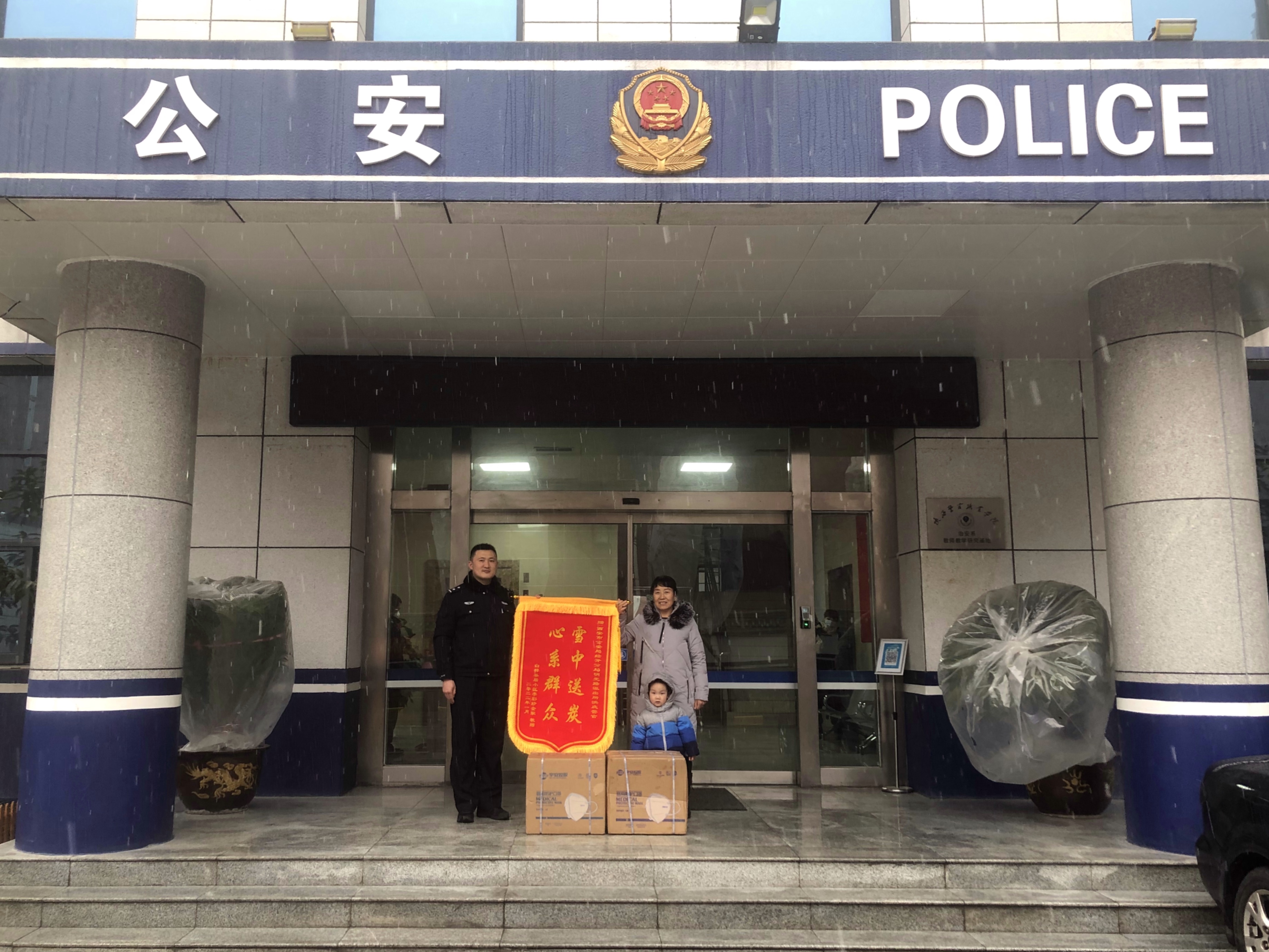暖心！民警雪中送炭 心系群众安危