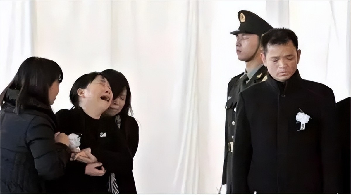 2016年首批歼击机女飞行员余旭，跳伞时因撞到僚机副翼，不幸牺牲