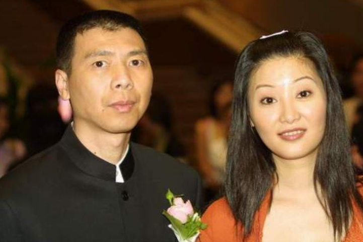 23年后再看冯小刚与徐帆的婚姻，才明白她的隐忍是最好的选择