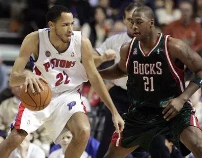 为什么姚明能在nba混（姚明为何能在一众欧美球员中脱颖而出成为状元 同届中都有谁）