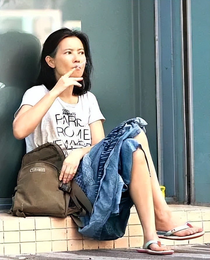 身后事靠朋友，靠救济金度日，这9位港星晚年生活，比你想的凄惨