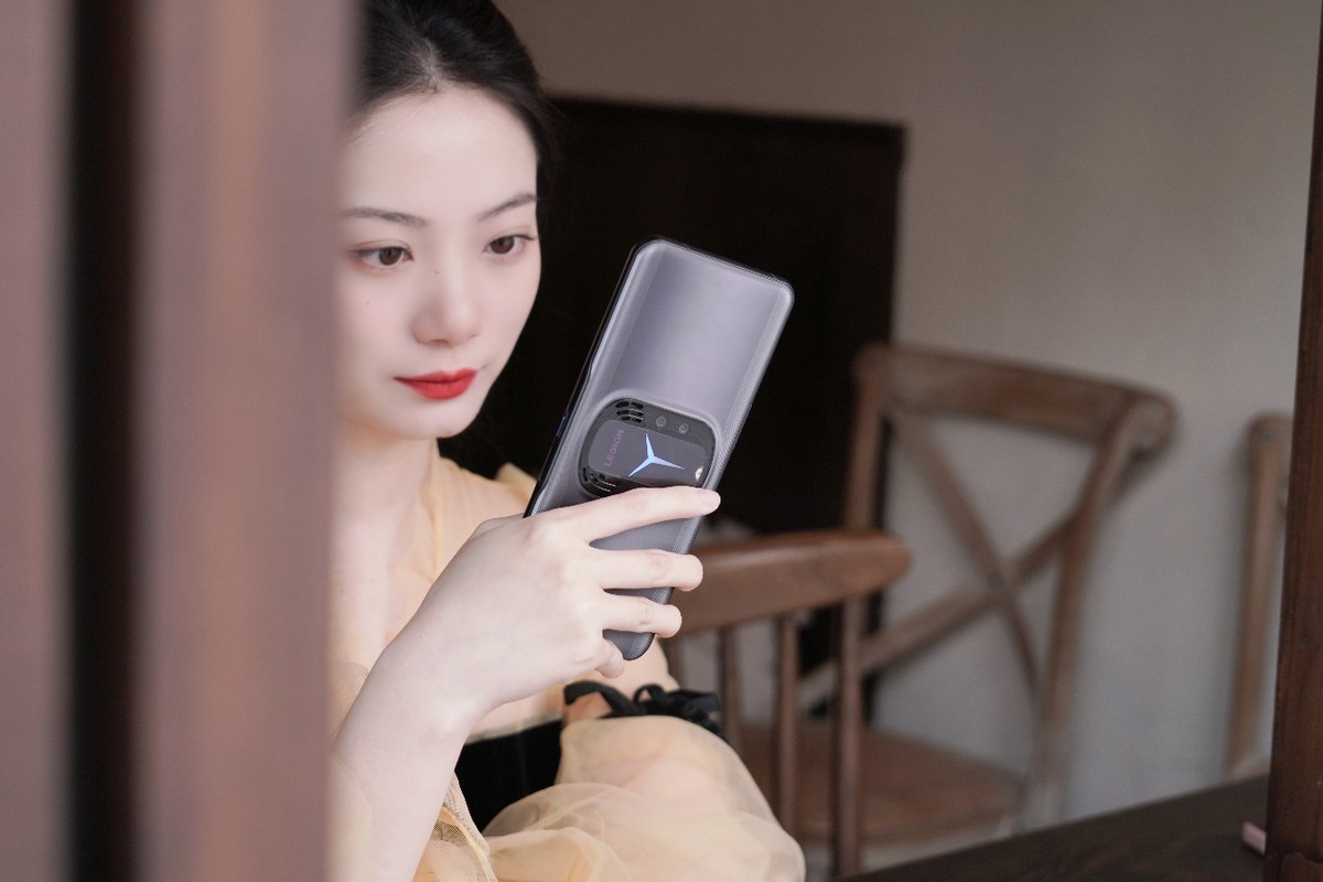 玩游戏这样才快乐，“性能霸王龙”联想拯救者Y90上手实测