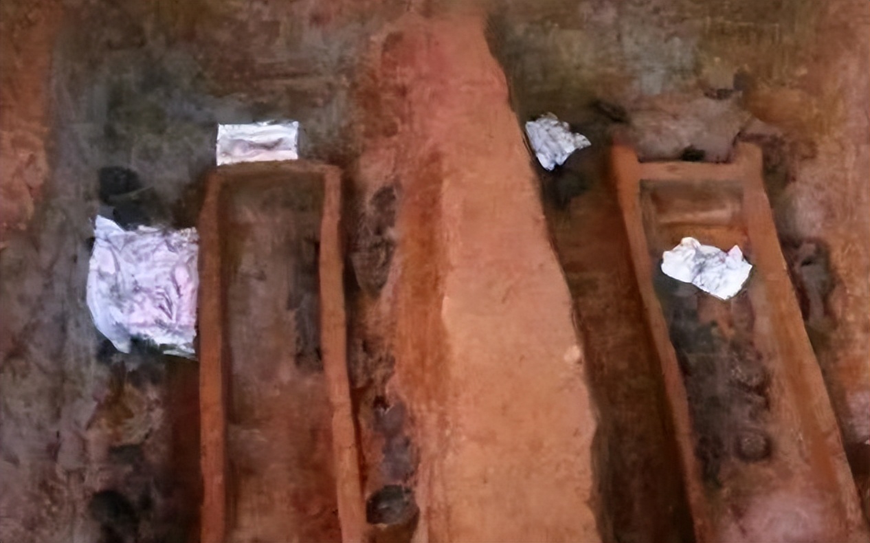 60年代，江苏出土父女合葬古墓，意外发现900枚分装红色“仙丹”