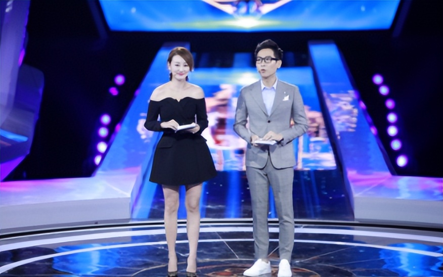 台上是主持人，台下已是10年夫妻，俩人很恩爱，一家四口颜值高