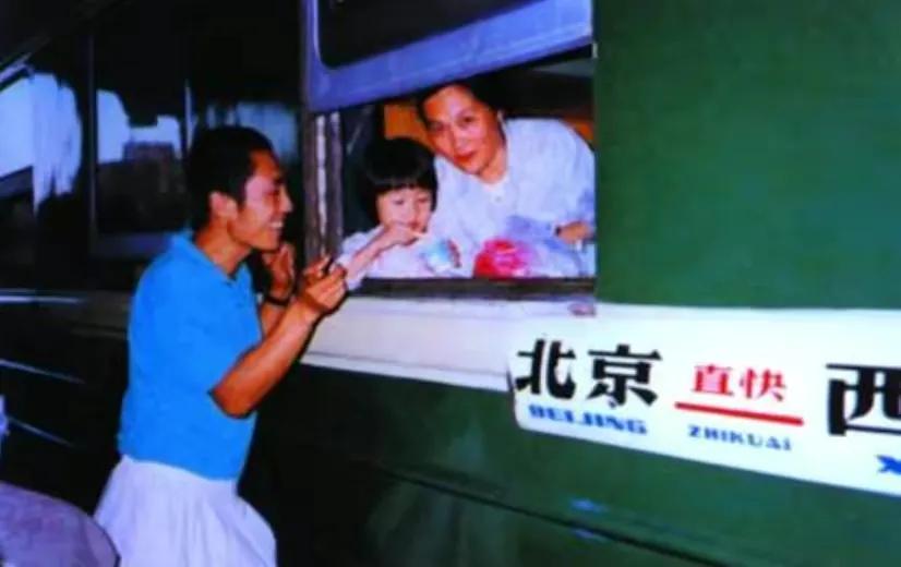 张艺谋长女张末：从巩俐手里抢回父亲，二婚嫁老外，38岁儿女双全