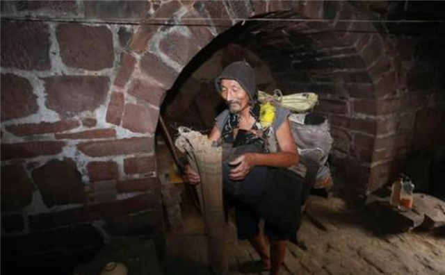 清代状元的后裔：独居深山状元府，坚守着祖宅，无水无电乞讨为生