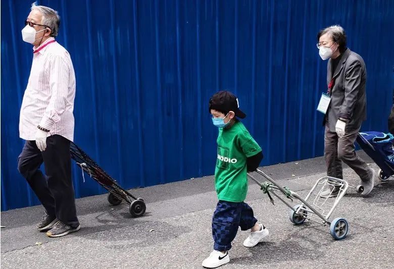 全楼的希望！防范区有些上海人这样出门！进超市要有邀请卡！逛出VIP既视感