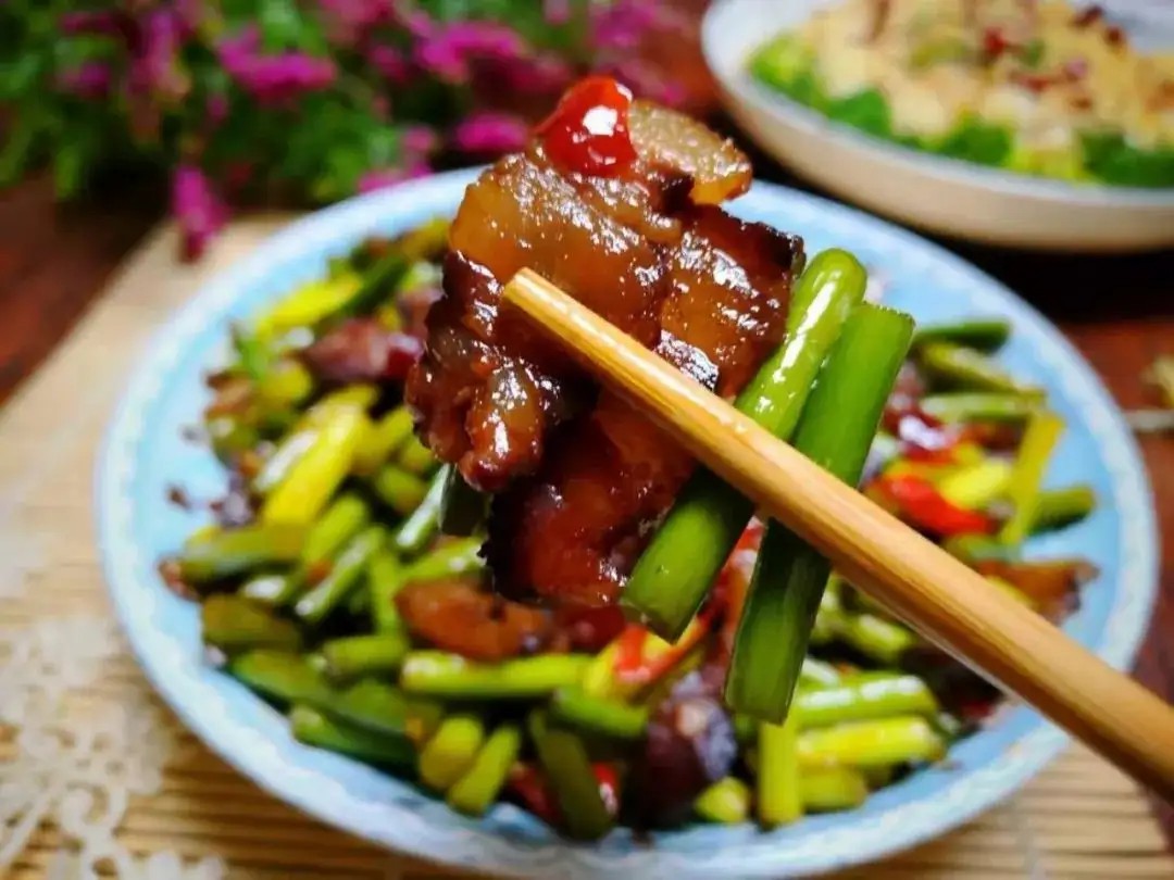 蒜薹炒腊肉制作方法（教你做咸香下饭的家常版蒜苔炒腊肉）
