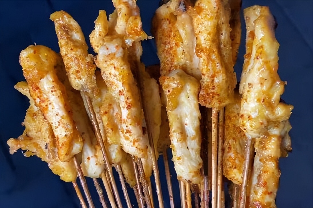 河北大爷卖炸串,鸡肉串1元6个,18年从未涨过价,每天还限量