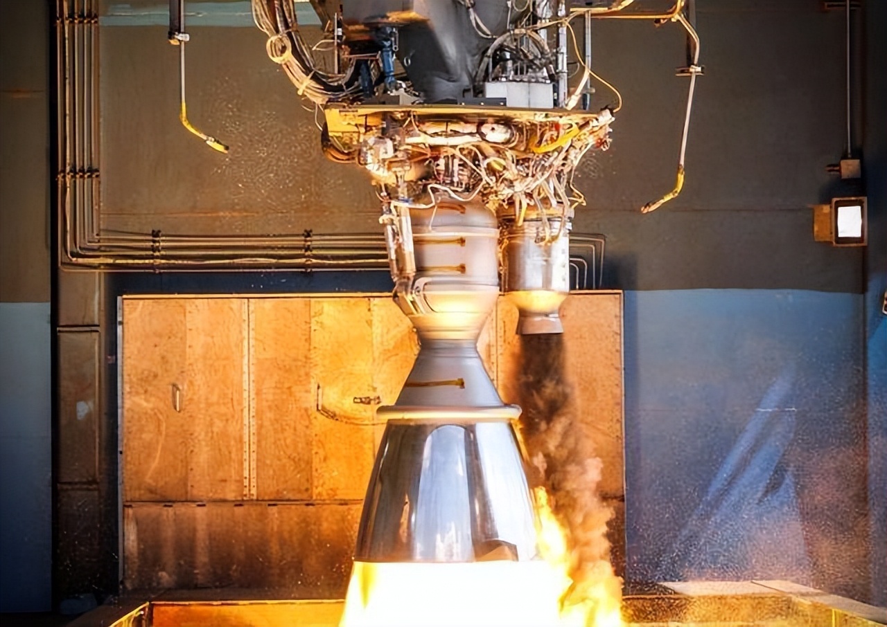 最大的太空飞行器,它是由一级助推器"超重"和上面级"星舰"飞船组成,高