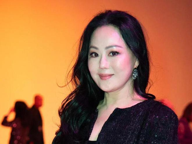 事实证明,曾被誉为"香港妖女"的章小蕙,已经走上另一条大道