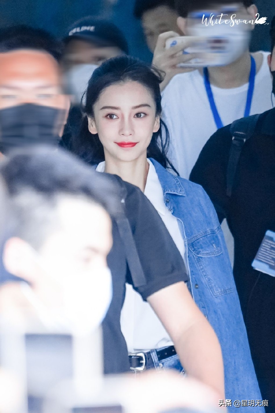 Angelababy《萌探2》穿牛仔服休闲清爽 卷发披肩温婉迷人