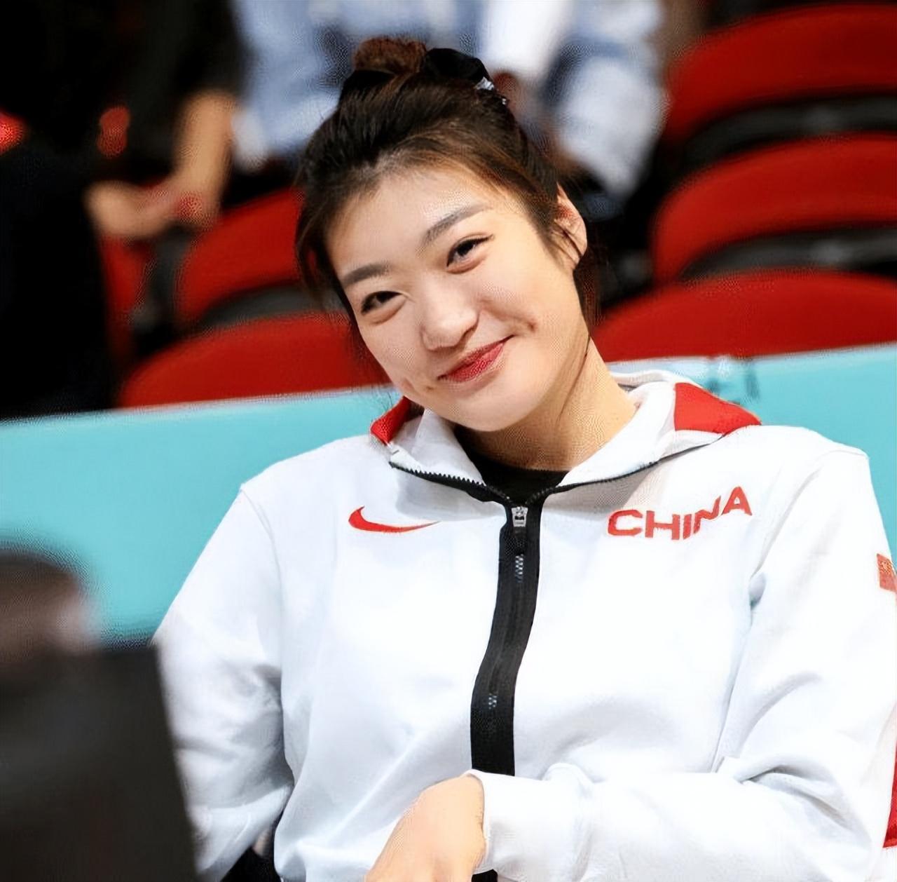 女篮名将李梦:曾用板车拉妈妈去治癌,亚洲杯夺冠后回应"丑闻"